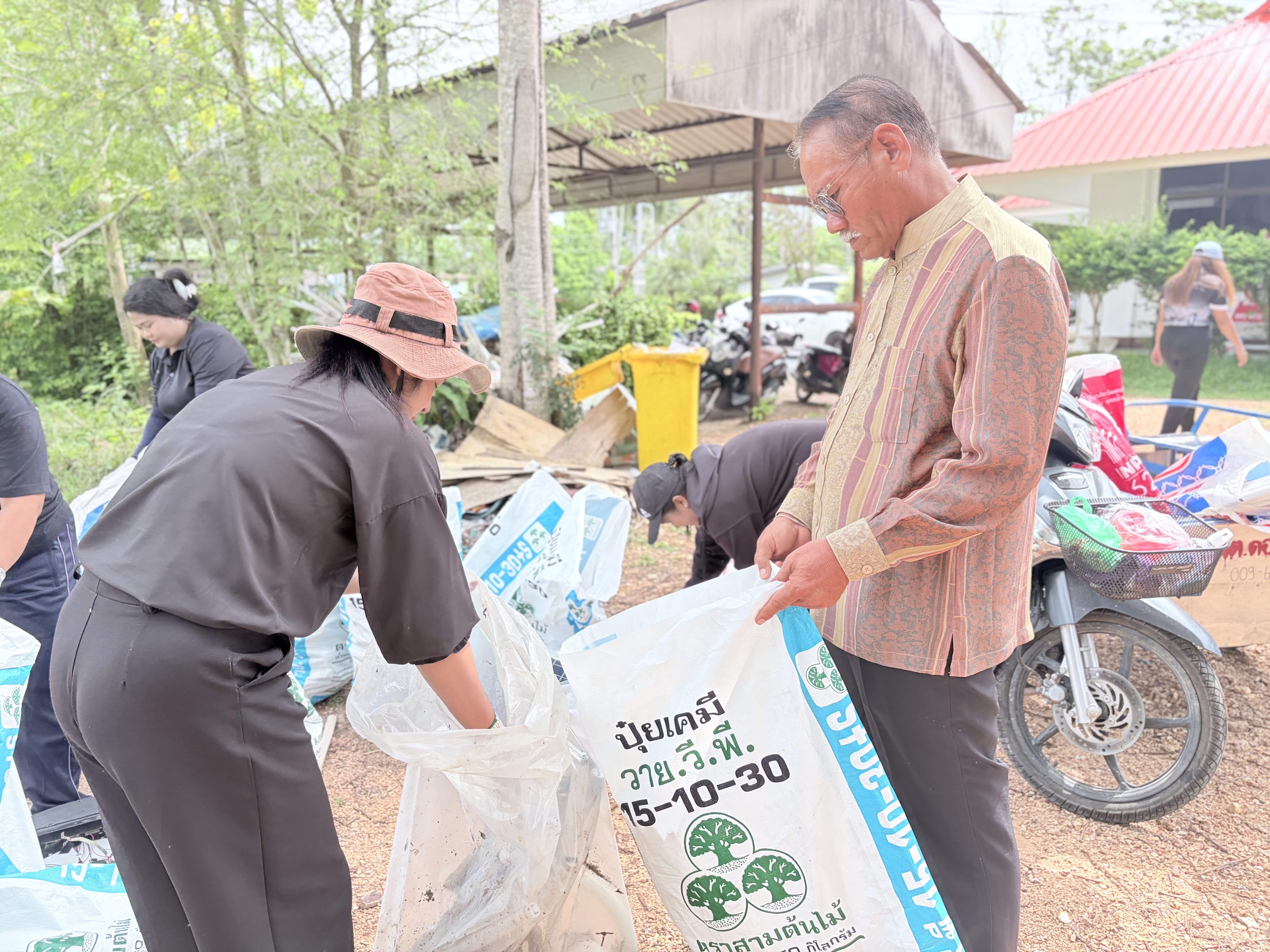 ลงพื้นที่เก็บรวบรวมขยะอันตรายจากทั้ง 6 หมู่บ้าน พร้อมนำส่งขยะอันตราย ณ สนามกีฬากลางจังหวัดพัทลุง