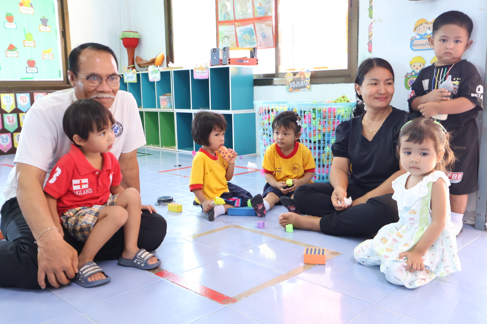 ลงพื้นที่เยี่ยมเด็กๆศูนย์พัฒนาเด็กเล็กและเด็กนักเรียนที่เลื่อนระดับชั้นเข้าเรียนอนุบาล 2 ณ โรงเรียนบ้านโคกทราย พร้อมทั้งพบปะพูดคุยและให้กำลังใจเพื่อสร้างขวัญและกำลังใจในการพัฒนาการเรียนรู้ของเด็กในช่วงวัยเริ่มต้น