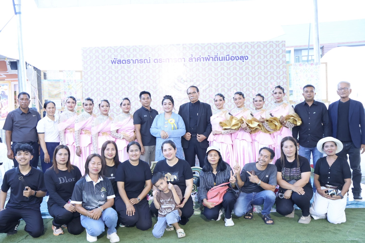 เทศบาลตำบลดอนทราย ร่วมเชียร์และให้กำลังใจ นักร้องและแดนเซอร์ ที่เข้าร่วมการประกวดร้องเพลง “ลูกทุ่งเสียงทอง ท้องถิ่นพัทลุง” ในนามตัวแทนอำเภอปากพะยูน 
ณ บริเวณศาลากลางจังหวัดพัทลุง
ในโอกาสนี้ เทศบาลตำบลดอนทรายขอขอบคุณ นักร้องและแดนเซอร์ทุกท่าน ที่ได้ร่วมสร้างสีสัน ความสนุกสนาน และความประทับใจให้แก่ผู้เข้าร่วมงานและผู้ชมตลอดการแข่งขัน ด้วยความมุ่งมั่น ทุ่มเท และความสามารถ
ขอขอบคุณทุกแรงกาย แรงใจ และความร่วมมือจากทุกฝ่าย