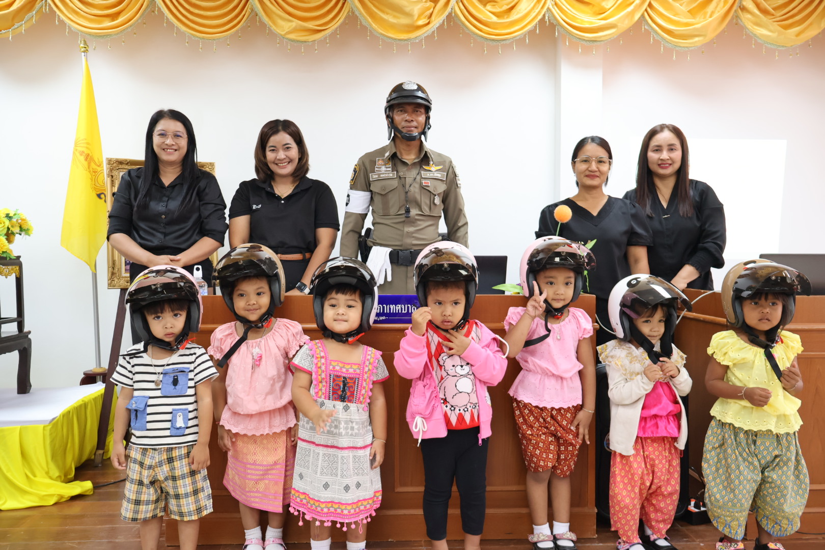 จัดโครงการส่งเสริมความปลอดภัยโดยการสวมหมวกนิรภัยในเด็กปฐมวัย กิจกรรมอบรมให้ความรู้แก่เด็กปฐมวัยและผู้ปกครองศูนย์พัฒนาเด็กเล็กตำบลดอนทราย เกี่ยวกับการสวมหมวกนิรภัยในการขับขี่ยานพาหนะ การปฏิบัติตามกฎจราจร และการสร้างจิตสำนึกด้านความปลอดภัยในการใช้รถใช้ถนน