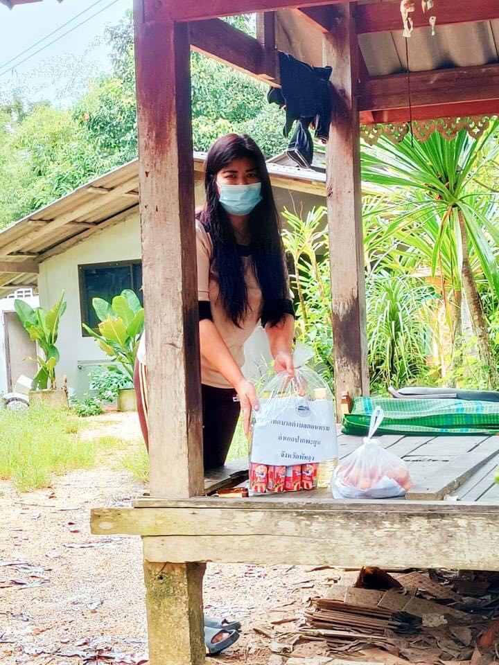 นายกเทศมนตรีตำบลดอนทราย มอบหมายให้เจ้าหน้าที่เทศบาลตำบลดอนทราย นำถุงยังชีพมอบแก่ผู้กักตัวกลุ่มเสี่ยงโรคโควิด -19 จำนวน 2 คน