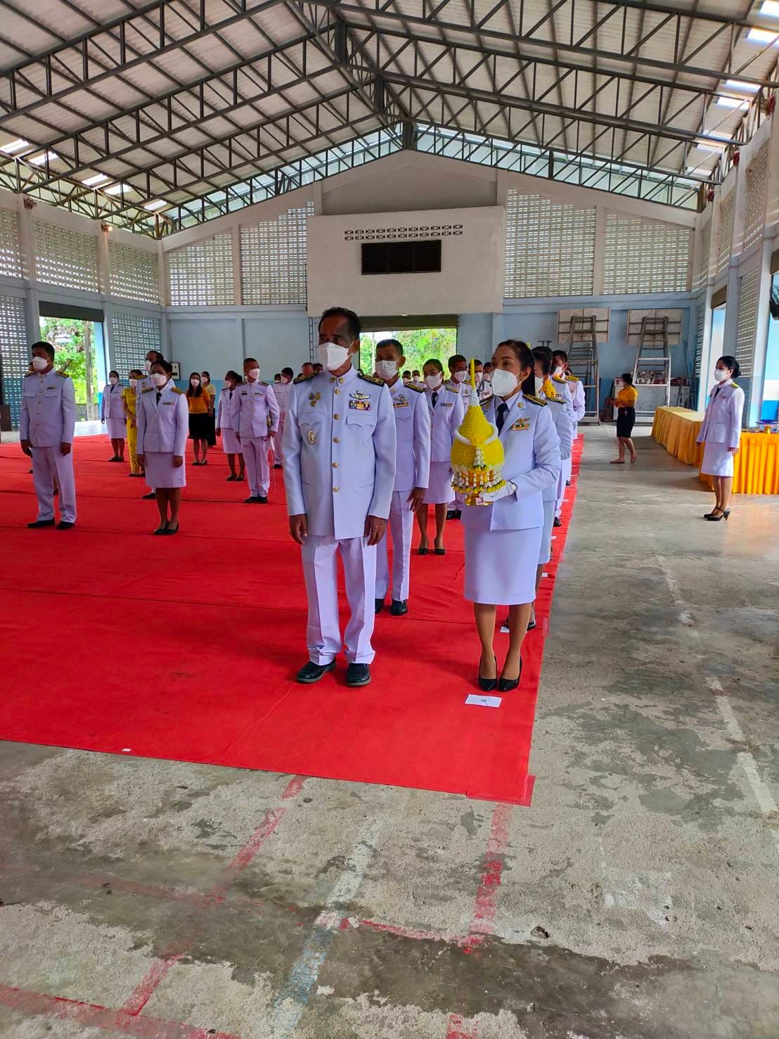  วันคล้ายวันพระบรมราชสมภพ พระบาทสมเด็จพระบรมชนกาธิเบศร มหาภูมิพลอดุลยเดชมหาราช บรมนาถบพิตร วันชาติ และวันพ่อแห่งชาติ 5 ธันวาคม 2564 นายมานพ  ช่วยมณี นายกเทศมนตรีตำบลดอนทราย พร้อมผู้บริหาร สมาชิกสภา หัวหน้าส่วราชการ พนักงานเทศบาลและลูกจ้าง ร่วมพิธิตักบาตร  ณ วัดหัวเตย หมู่ที่3 ตำบลดอนทราย และพิธีวางพานพุ่มดอกไม้และพิธีถวายบังคม ณ โรงเรียนปากพะยูนพิทยาคาร หมู่ที่11 ตำบลดอนประดู่