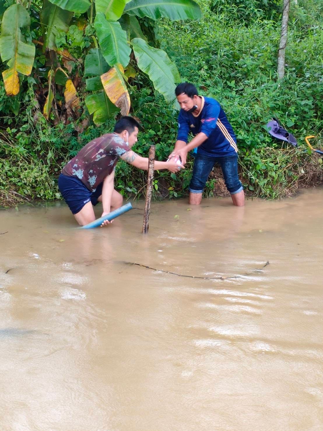 นายมานพ  ช่วยมณี  นายกเทศมนตรีตำบลดอนทราย มอบหมายให้กองช่างดำเนินการซ่อมแซมท่อประปา หมู่ที่ 1 บ้านห้วยลึก ให้อยู่ในสภาพใช้งานได้ตามปกติ