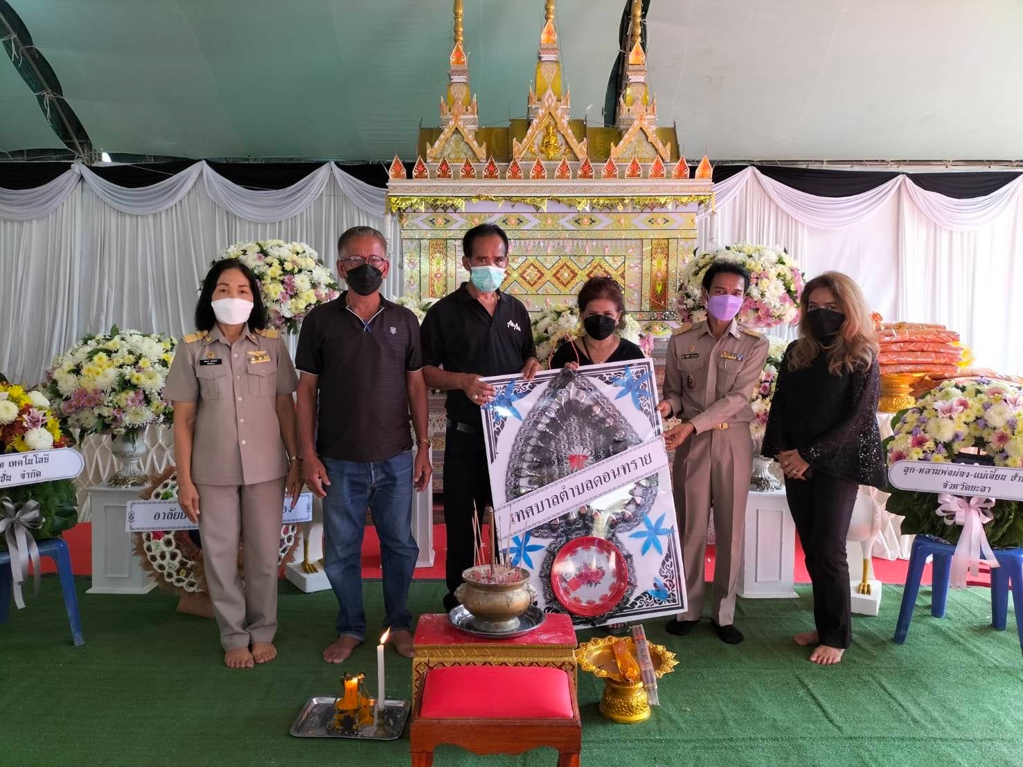 นายมานพ  ช่วยมณี  นายกเทศมนตรีตำบลดอนทราย พร้อมด้วยนายชูศักดิ์  ซ้ายหนู รองนายกเทศมนตรีตำบลดอนทราย และหัวหน้าส่วนราชการ มอบพวงรีดในงานศพนางเผือน ไชยคีรี ณ บ้านเลขที่ 196/2 หมู่ที่ 5 ตำบลดอนทราย 