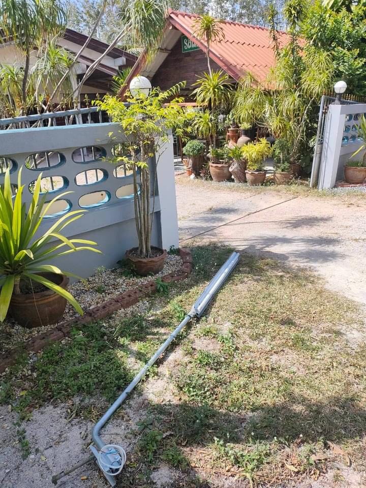 นายกเทศมนตรีตำบลดอนทราย มอบหมายกองช่างติดตั้งไฟฟ้าส่องสว่างเพิ่มเติม ณ ร้านรสแซ่บ หมู่ที่ 5 เพื่อความสะดวกแก่ผู้ใช้เส้นทางสัญจร