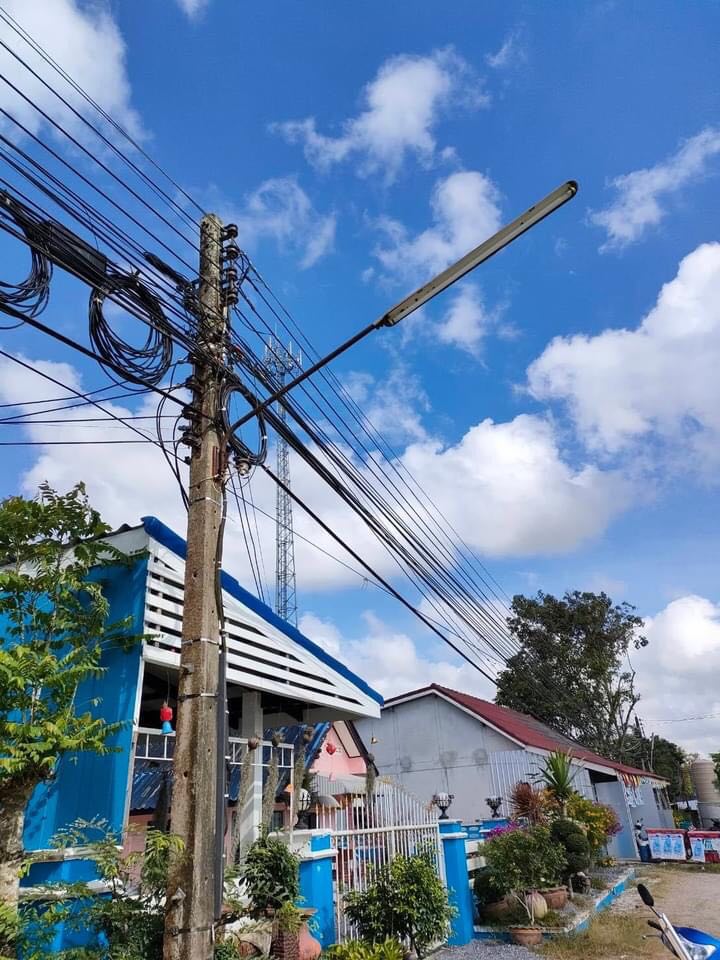 นายกเทศมนตรีตำบลดอนทราย มอบหมายกองช่างซ่อมแซมระบบไฟฟ้าส่องสว่าง ณ หน้าบ้านครูนวย ครูแป๋ว หมู่ที่ 5 เพื่อให้อยู่ในสภาพใช้งานได้ตามปกติ