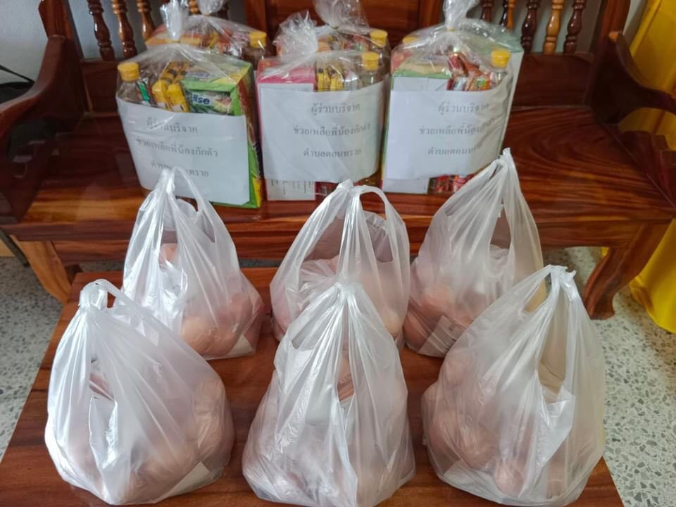 นายกเทศมนตรีตำบลดอนทราย พร้อมด้วยปลัดเทศบาล หัวหน้าสำนักปลัดเทศบาลและพนักงานเทศบาล ลงพื้นที่มอบถุงยังชีพแก่ผู้กักตัวโรคไวรัสโคโรนา 2019 จำนวน 6 ครัวเรือน