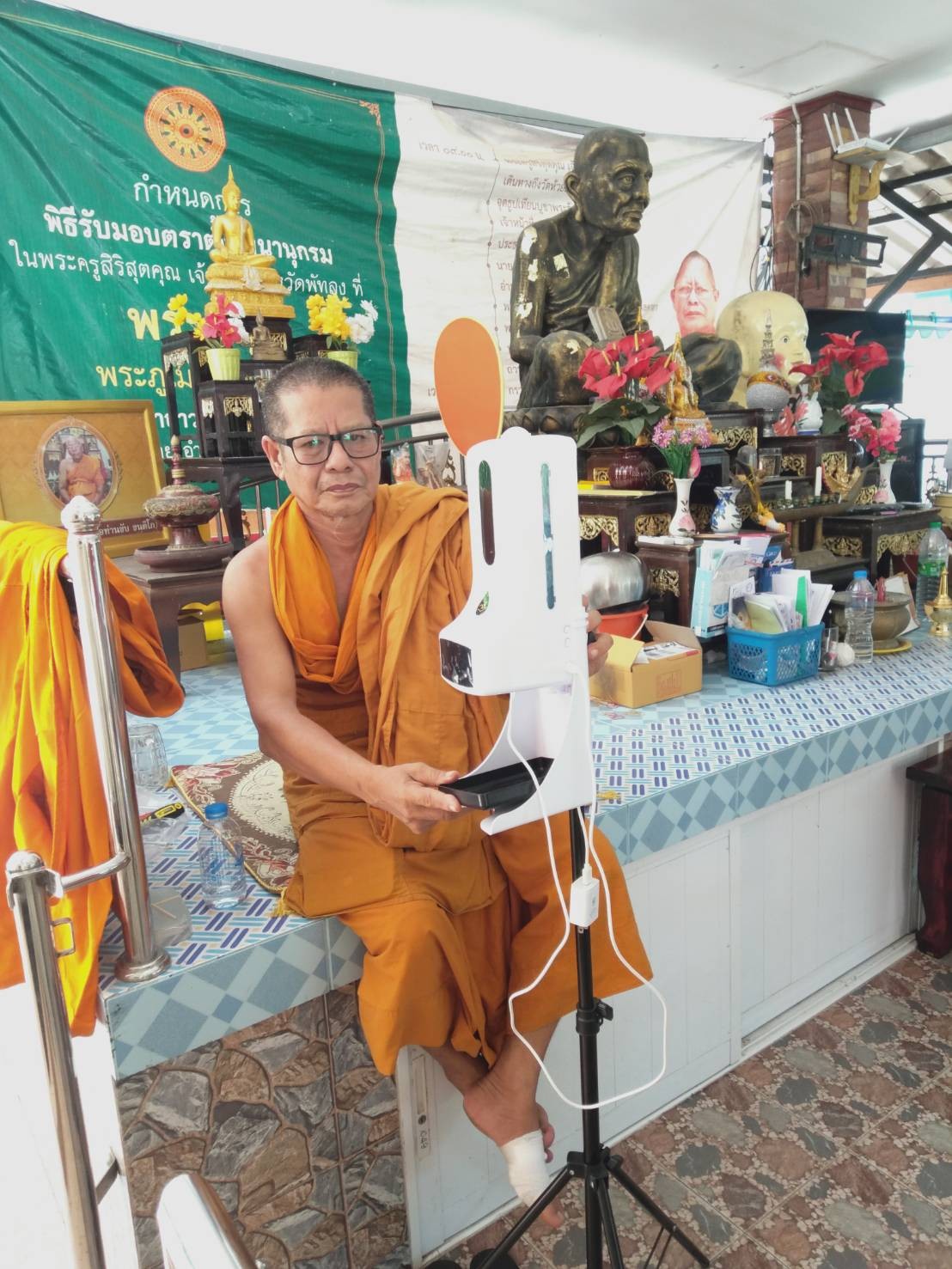 มอบเครื่องวัดอุณหภูมิให้วัดห้วยลึก