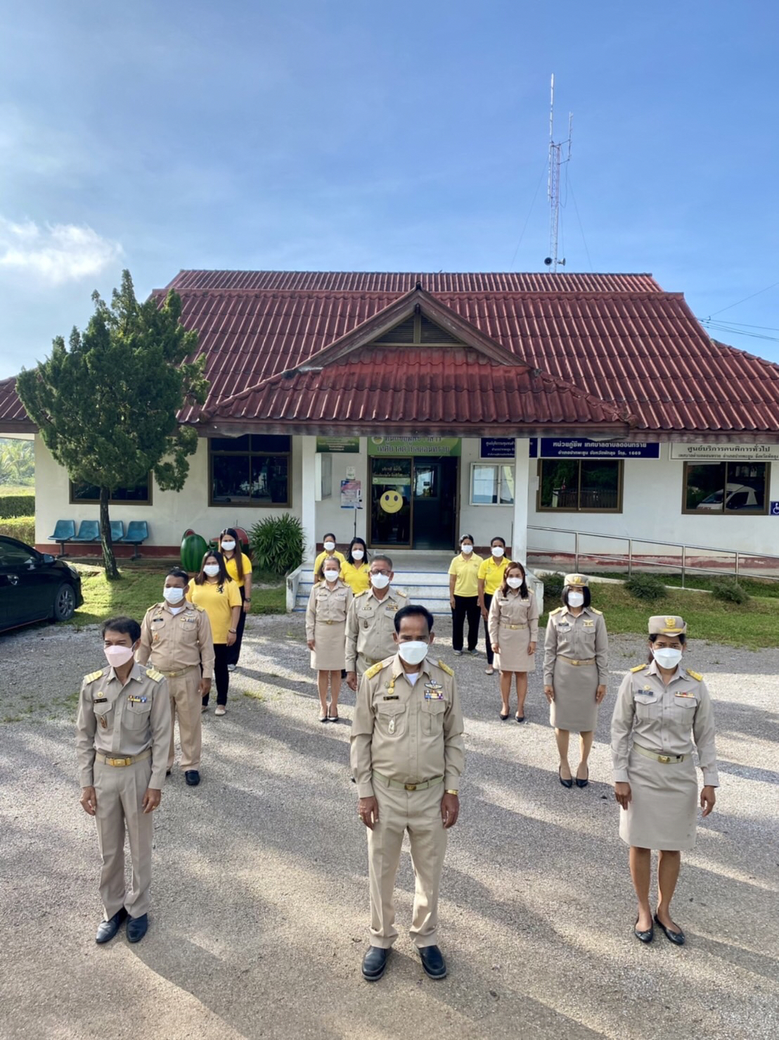 ฝ่ายบริหาร เจ้าพนักงานเทศบาลและประชาชนร่วมกิจกรรมพระราชทางธงชาติไทย 