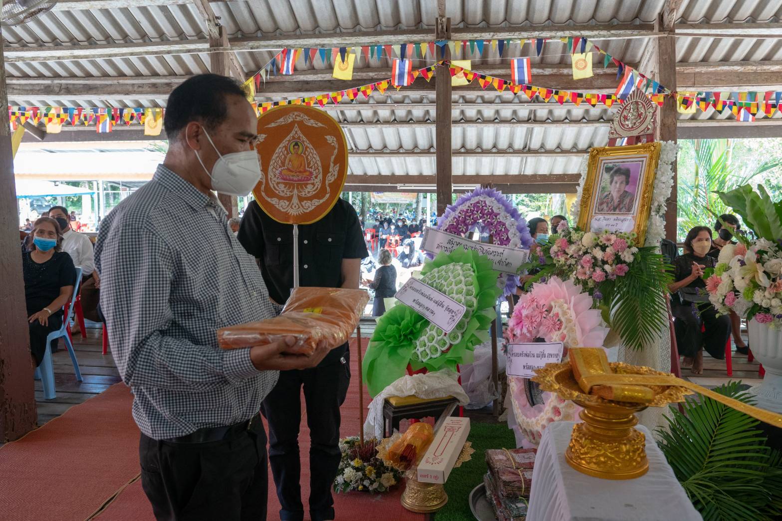 นายกเทศมนตรีและรองนายกฯ ร่วมทอดผ้าบังสุกุลในงาน น.ส.จิดา ขติยะสุนทร ณ วัดห้วยลึก