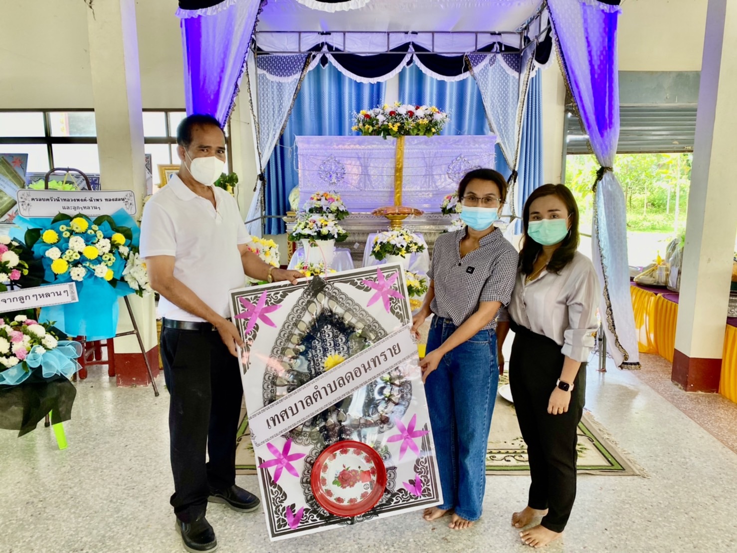 นายกเทศมนตรีพร้อมด้วยเจ้าหน้าที่เทศบาลตำบลดอนทรายวางพวงหรีด คุณแม่พิมพ์ ทองสอน ณ.วัดหัวเตย